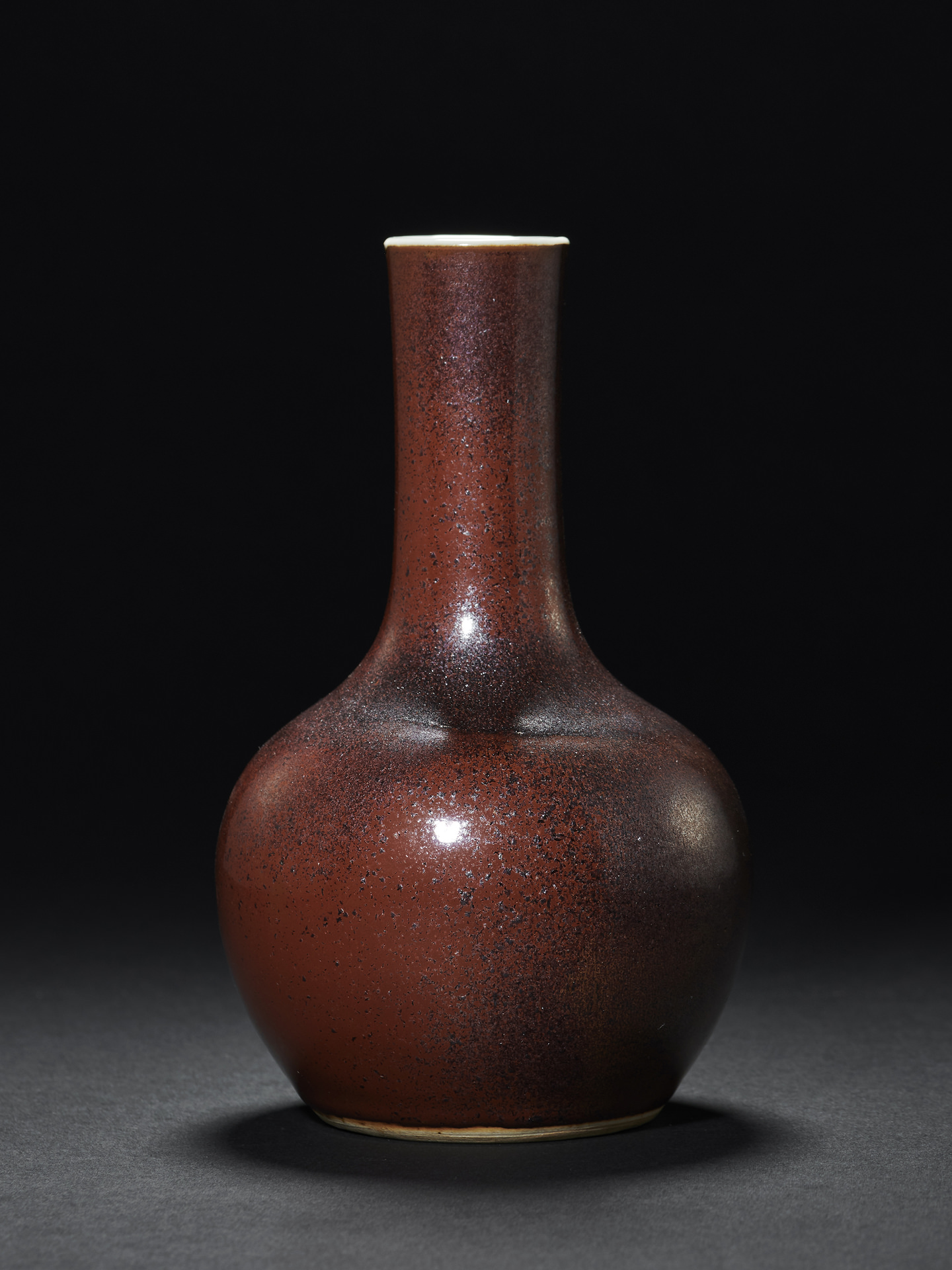 清雍正铁绣花釉天球瓶