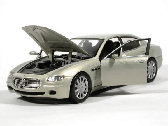 2004 Maserati Quattroporte diecast model car 1:18 scale die cast