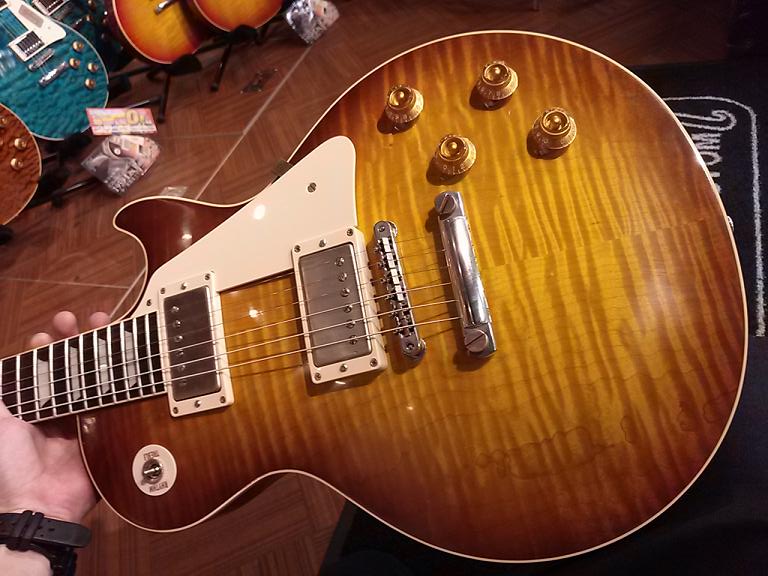 圧巻の杢目!!貝殻模様のような曲線美で、ギザギザに入り組んだ木目は