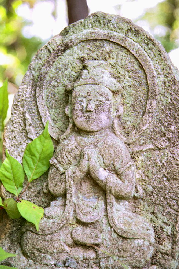 自由で素朴で個性的な表現の石仏