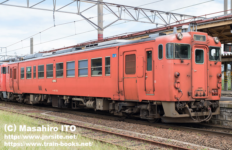 五能線で活躍するタブレット保護柵を装備した首都圏色のキハ40形（キハ