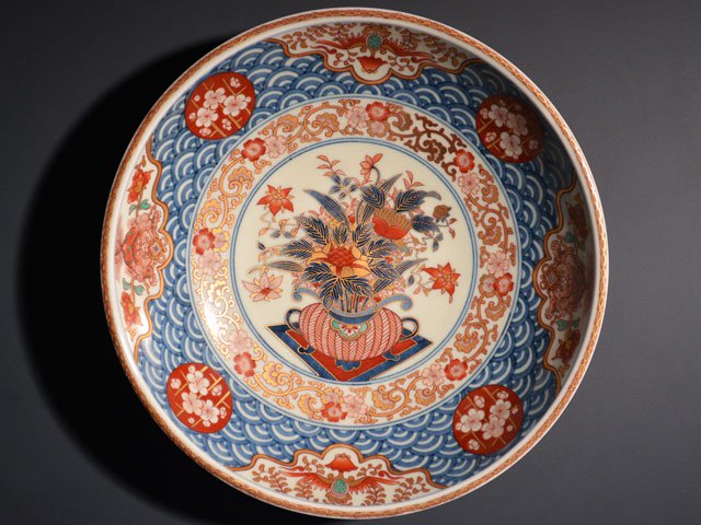 献上手古伊万里焼】飾絵皿（大）染錦本金花籠青海