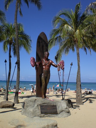 ワイキキビーチでいつも立ってるあのおじさんって・・・ – Ke`ena Hana