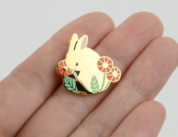 どいかやピンバッジ うさぎのルーピースー｜恵文社一乗寺店 オンライン