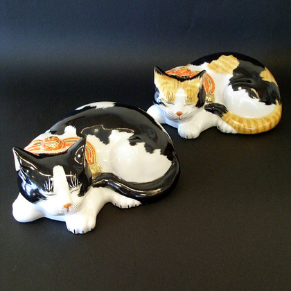 金沢駅前 九谷焼黒龍堂: 眠り猫（小）白黒・三毛