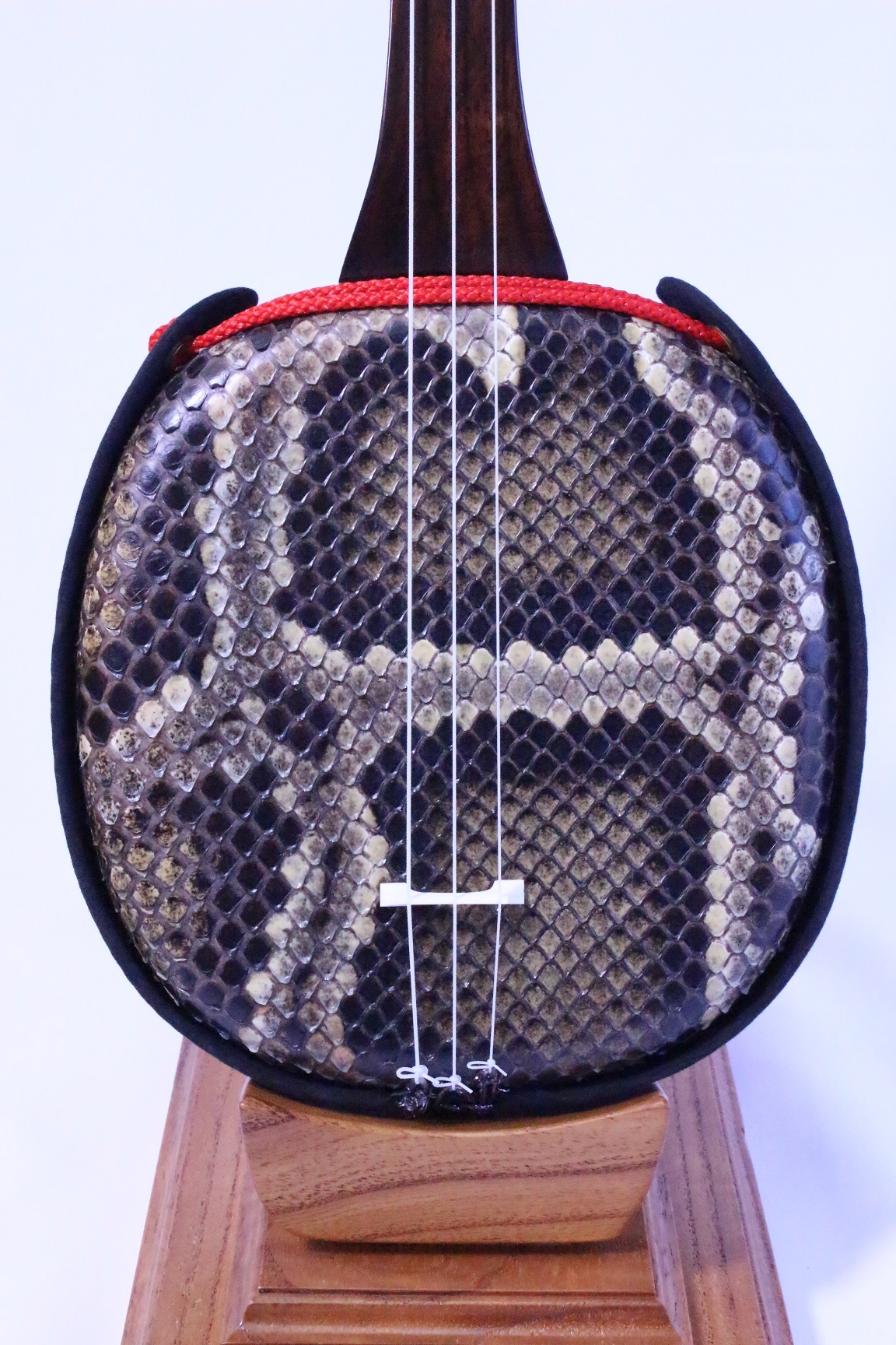 ◇本格◇縞黒檀三線（両面本皮一枚張り） 【8点セット付き】 三線