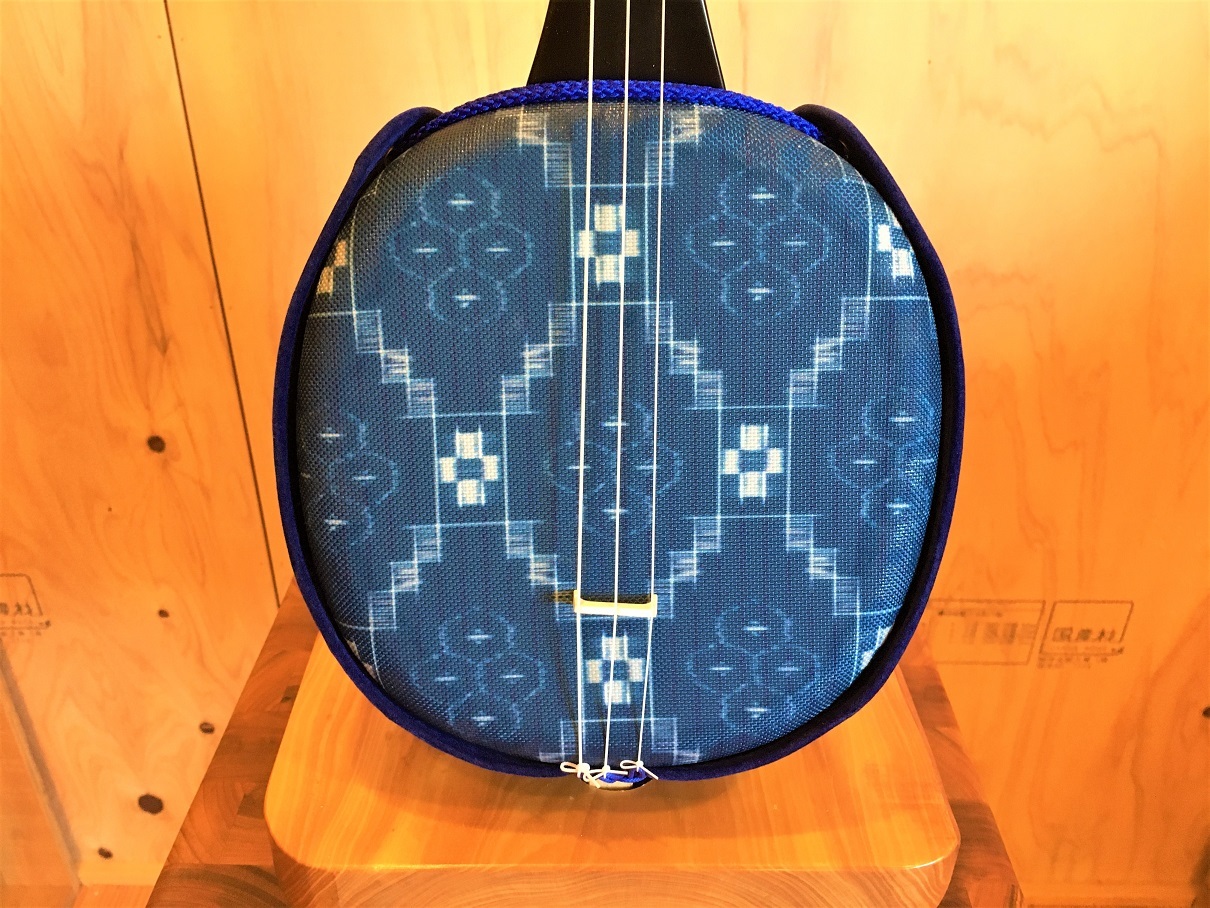 青琉球絣柄人工皮張り三線 【初心者向け8点セット】≪全国送料無料