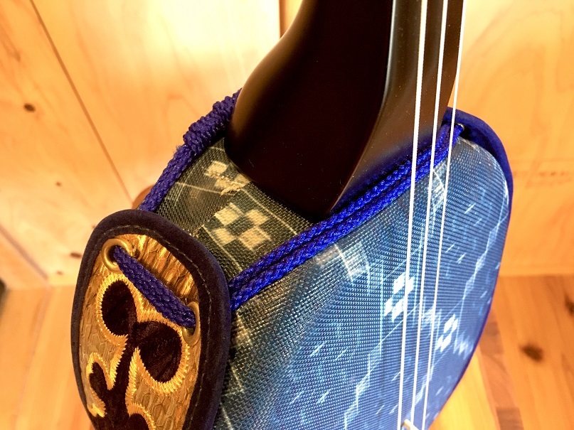 青琉球絣柄人工皮張り三線 【初心者向け8点セット】≪全国送料無料