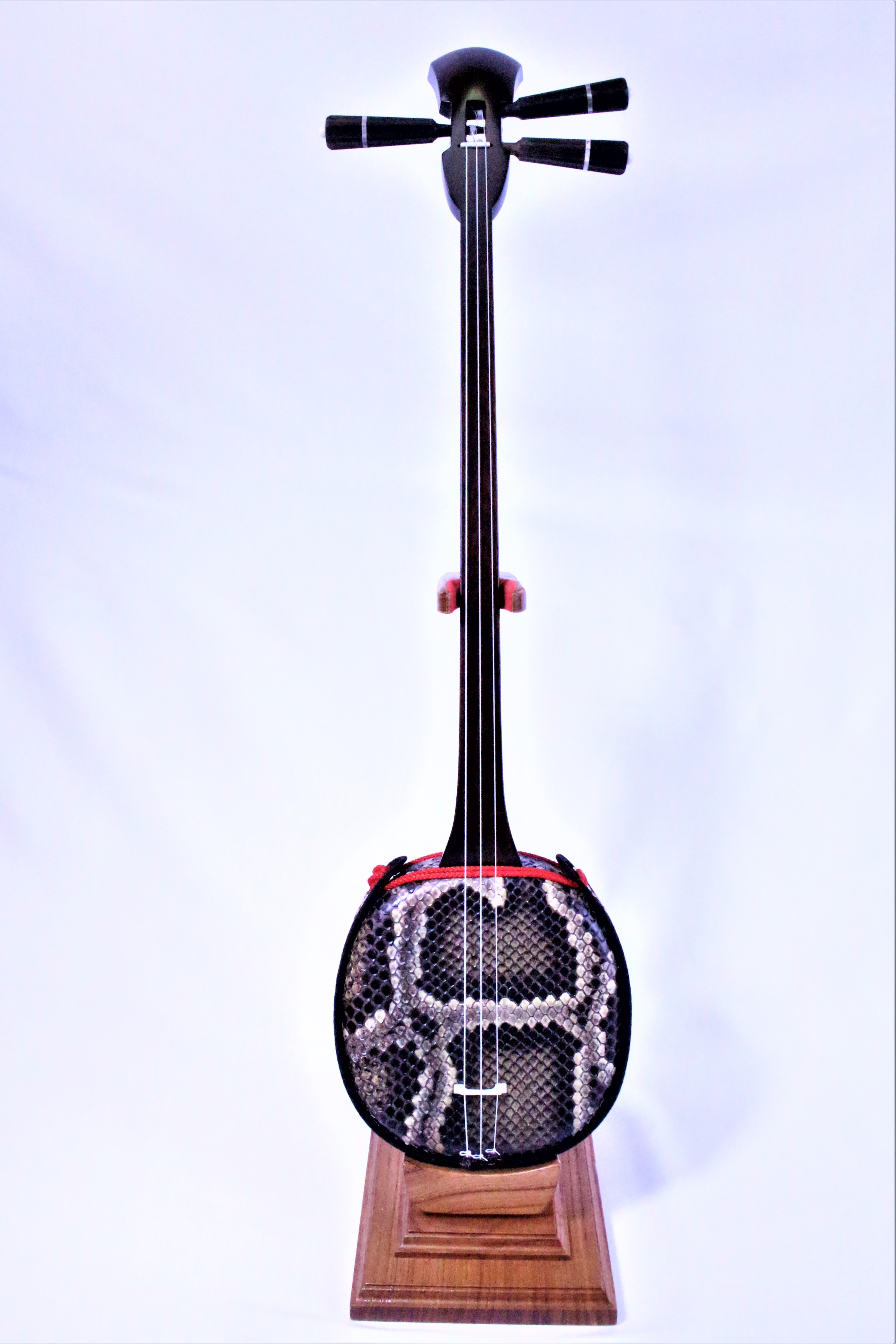 ◇本格◇縞黒檀三線（両面本皮一枚張り） 【8点セット付き】 三線