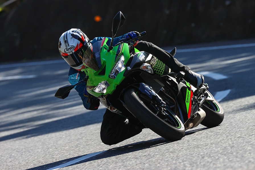 僕の初めての4気筒はFWだった KAWASAKI Ninja ZX-25R試乗 – WEB Mr.Bike