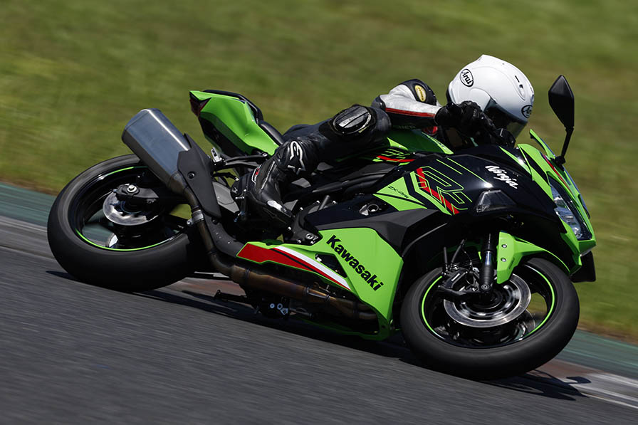 77馬力の400cc」は 意外やピーキーな純スポーツ！ Kawasaki Ninja ZX