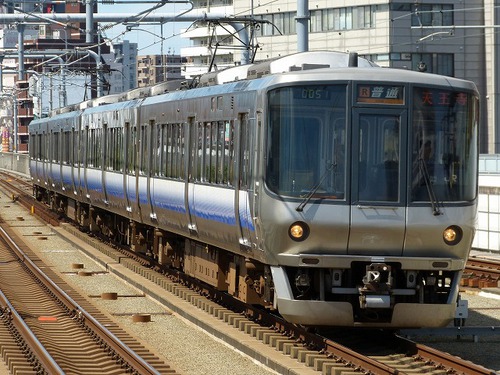 阪和線で225系5100番台が運用開始、普通列車に3扉車が充当される