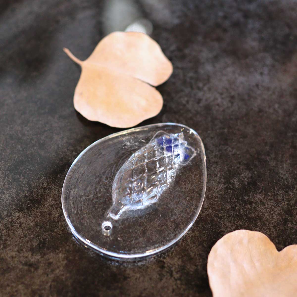 ヌータヤルヴィ / Nuutajarvi ガラスオーナメント 松ぼっくり