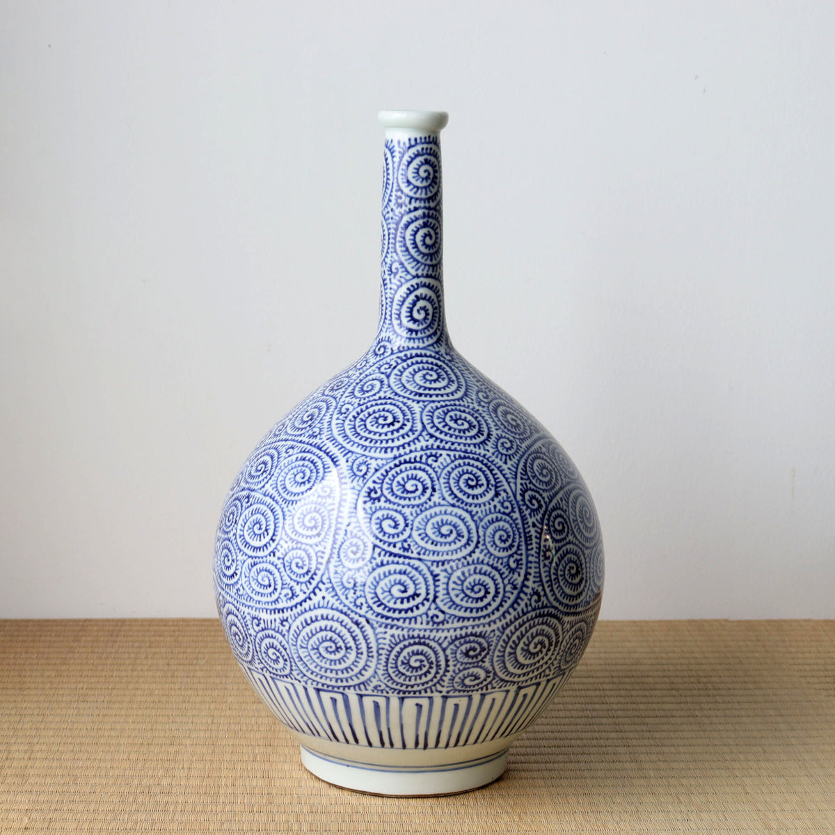 染付蛸唐草紋様 大徳利 【OLD IMARI LARGE BOTTLE】[p0323] – 青梵