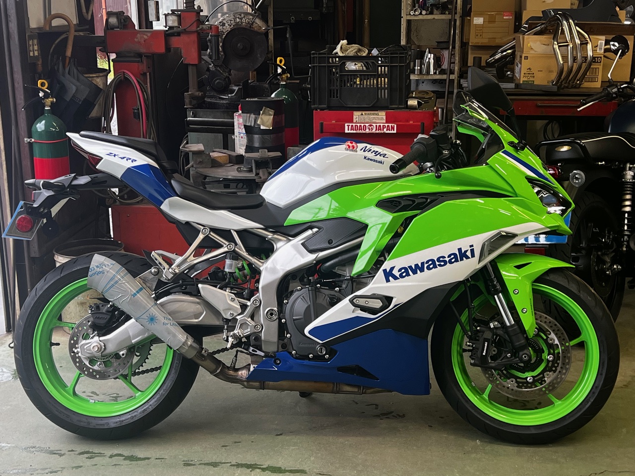 ZX-4R/RR POWERBOX | 忠さんが陣頭指揮をとってマフラーを開発していく