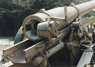 靖国神社の九六式十五榴（1998ごろ）