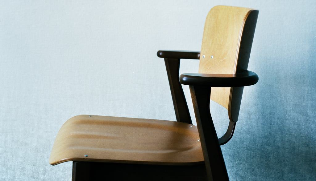 STORY OF DOMUS CHAIR まるでおさげ髪の少女のような椅子 – Artek