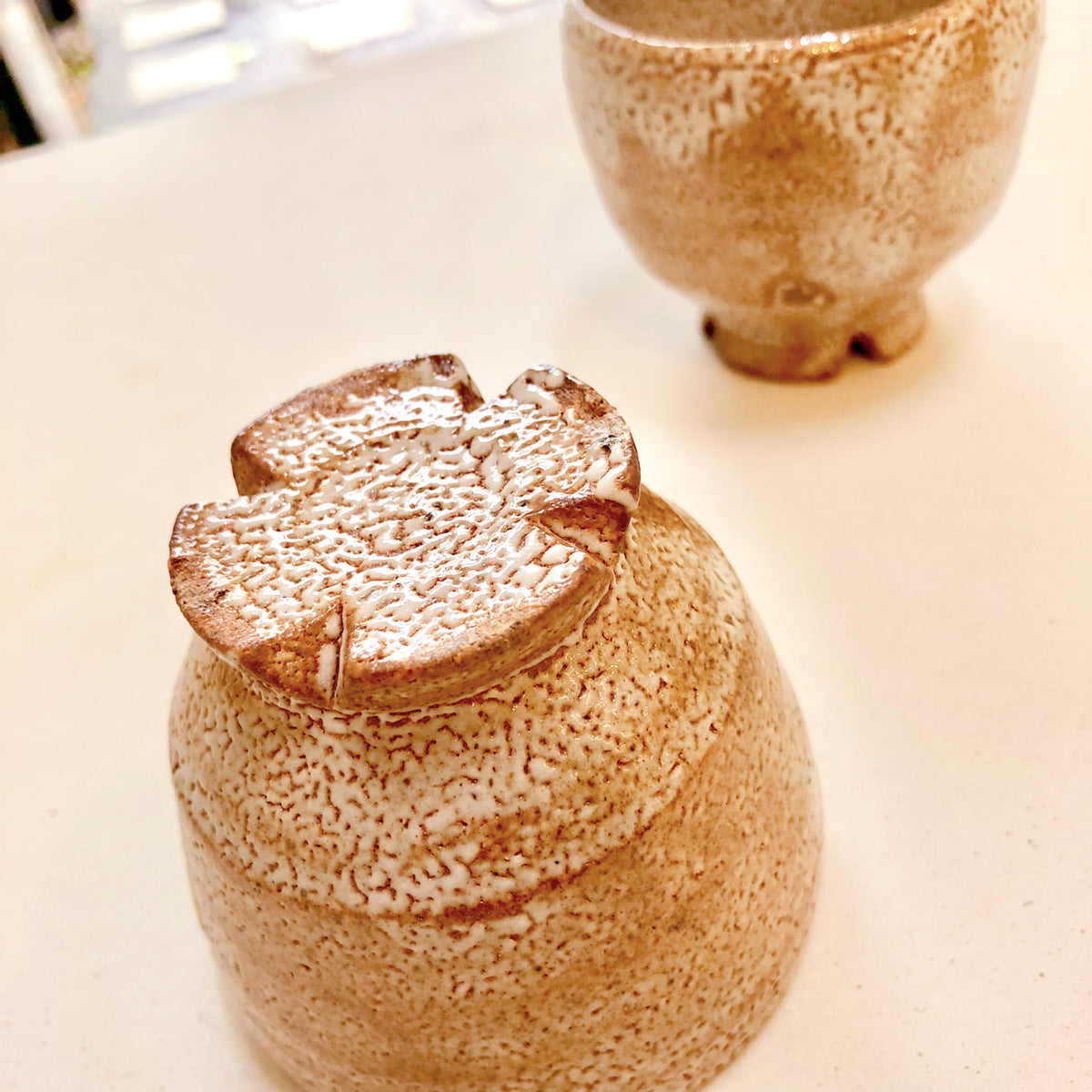 唐津梅花皮切高台縮れぐい呑み – ゆう雑貨店