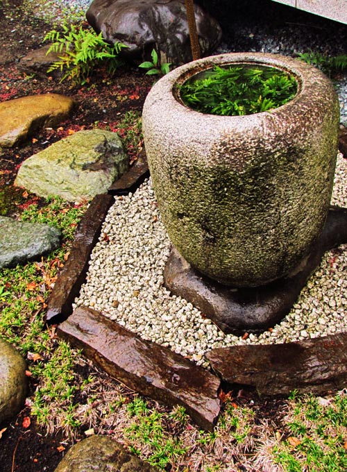 つくばい・水鉢｜静岡県静岡市・ヤマ造園【季節、空間、色彩、素材の