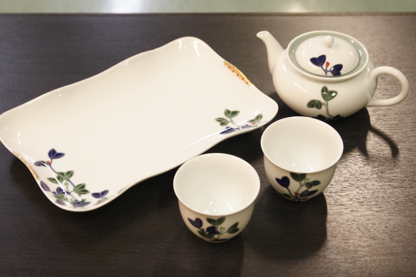 贈り物にもご自宅用にも。世界が認める深川製磁様の美しい茶器。新年は