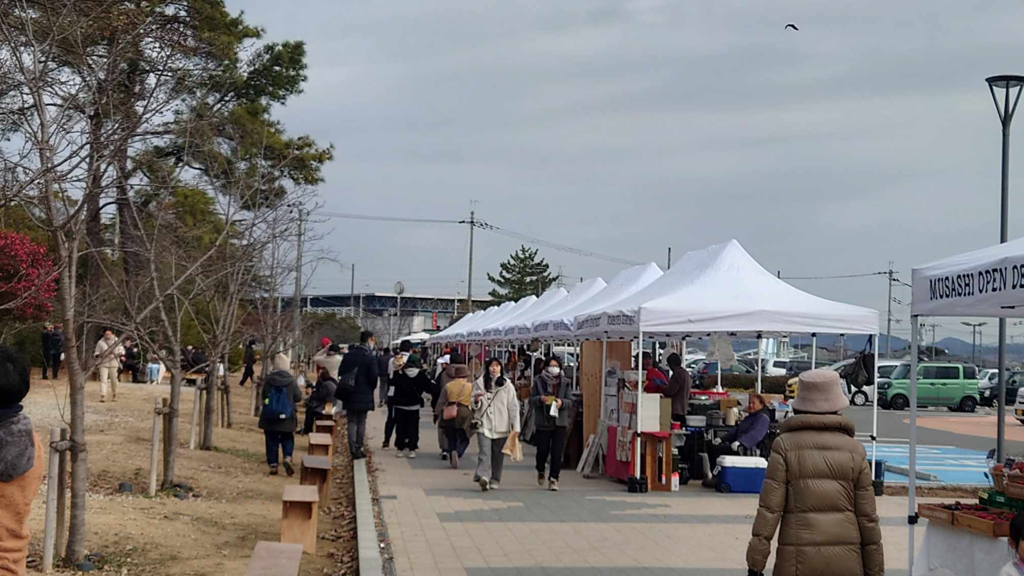 出店案内】日岡山公園第1駐車場前 - ムサシオープンデパート 朝市