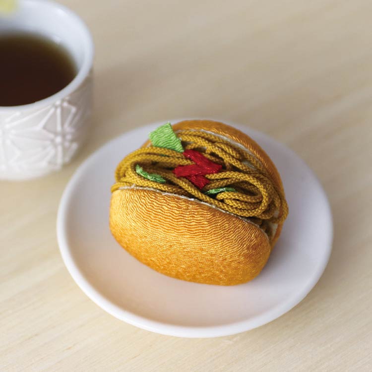 ちりめん飾り 焼きそばパン - 仏壇のあるリビング｜現代的でモダンな