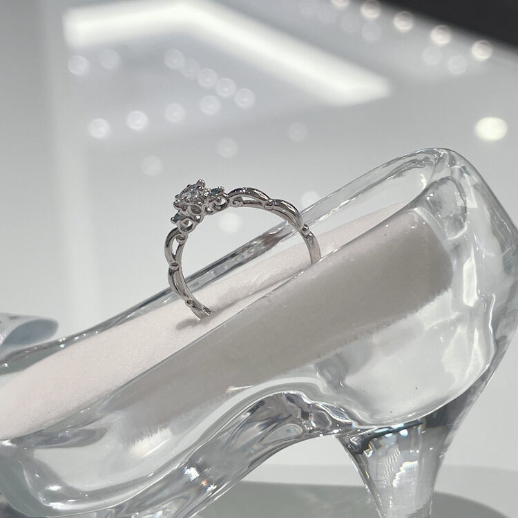 ガラスの靴」に指輪を入れてプロポーズ！｜ディズニーオリジナルリング