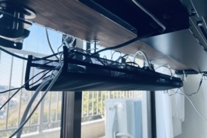 FLEXISPOTのケーブルトレーを3ヶ月使った感想まとめ！配線が多い人は