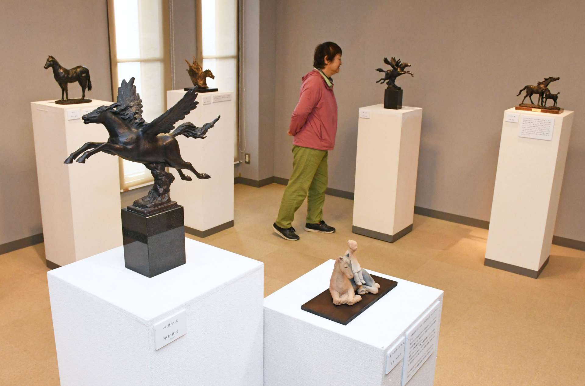 写真】ウマれた背景に思いを巡らせて――発想多彩な馬の彫刻ずらり29点