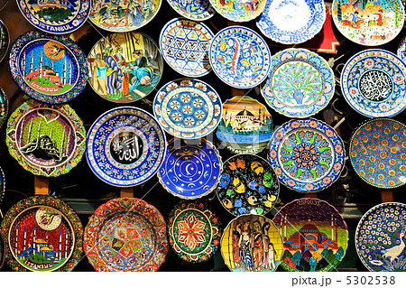トルコ土産のカラフルな絵皿の写真素材 [5302538] - PIXTA