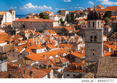 クロアチア ドゥブロヴニク旧市街の街並みとフランシスコ会修道院の