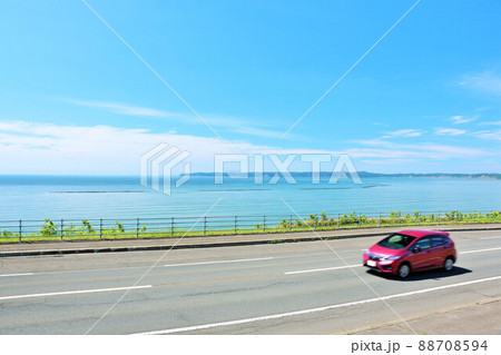 北海道 青空と海の道を走る車の写真素材 [88708594] - PIXTA