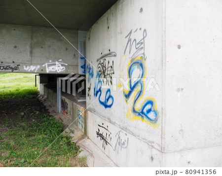 コンクリートへのスプレー落書き【新潟県】の写真素材 [80941356] - PIXTA