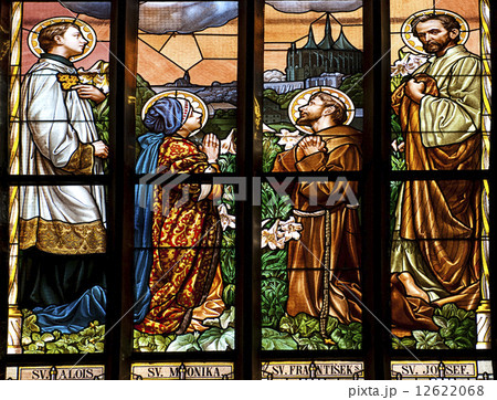 ステンドグラス イエスキリスト 教会 誕生の写真素材 - PIXTA