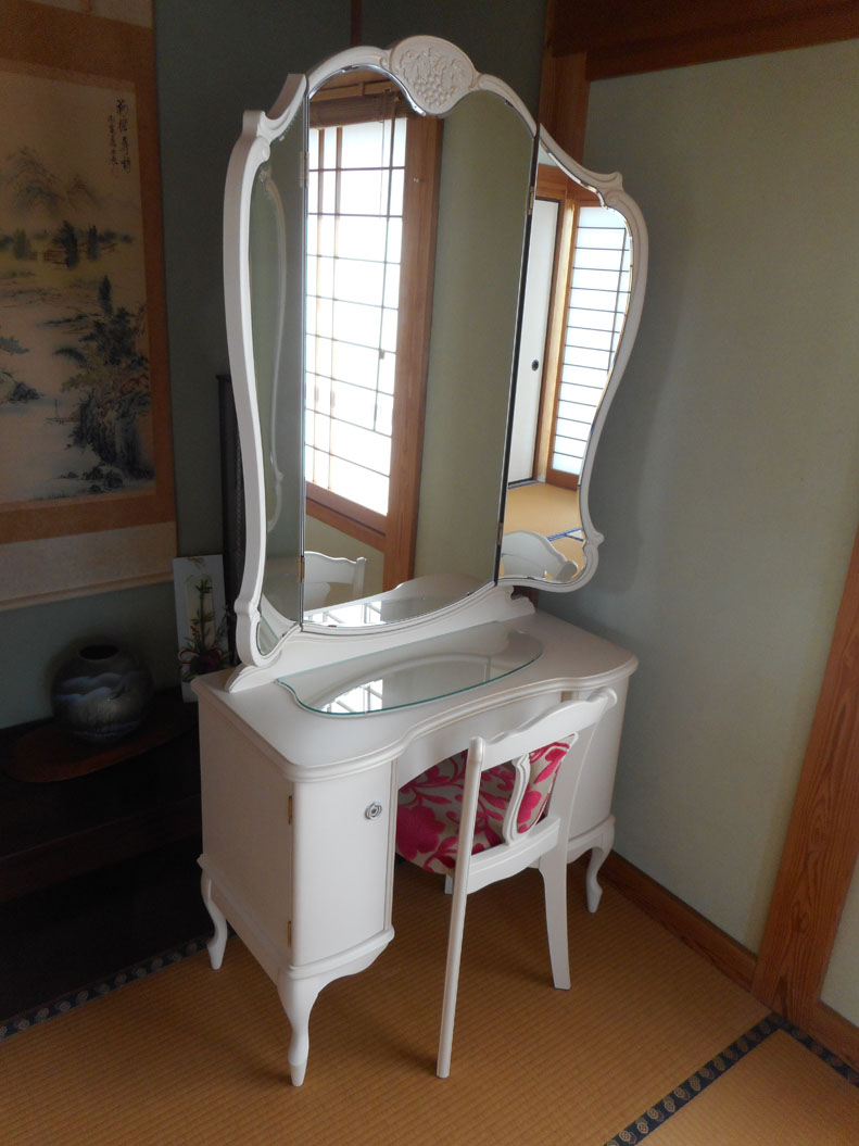 嫁入り仕度を床の間に飾った鏡台で - 鏡台・ドレッサーの専門店 大川の