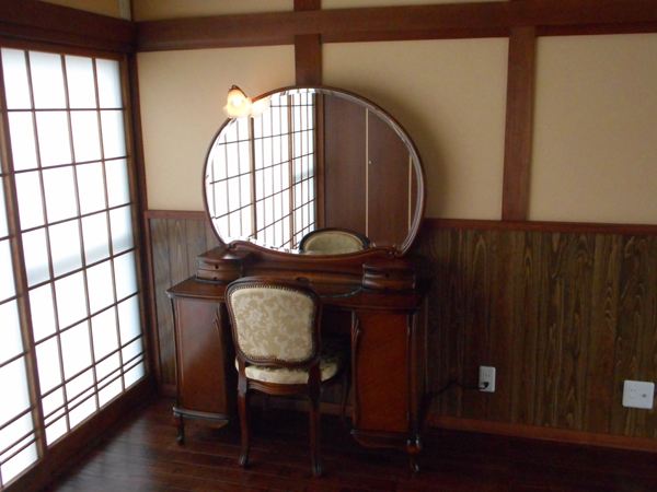 大正ロマンを思わせるアンティークドレッサー - 鏡台・ドレッサーの