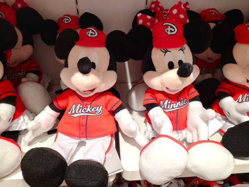 ディズニーストア 日本初のデザインでオープン、広島らしい赤・もみじ