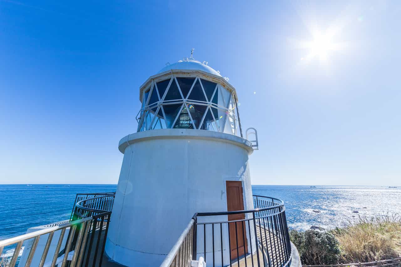 日本最古を探せ】150年前から現在も稼働！水仙に囲まれた「樫野埼灯台