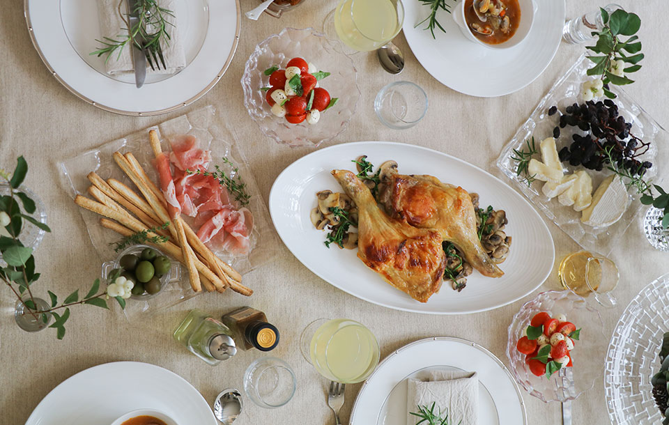 特集 栁川かおり×ノリタケ ノリタケの器からはじめる、丁寧な食卓の