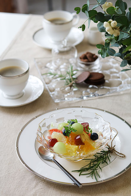 特集 栁川かおり×ノリタケ ノリタケの器からはじめる、丁寧な食卓の