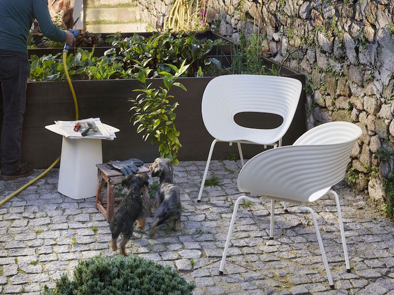 名作チェア「トムバックチェア」に限定のオールホワイトモデル登場