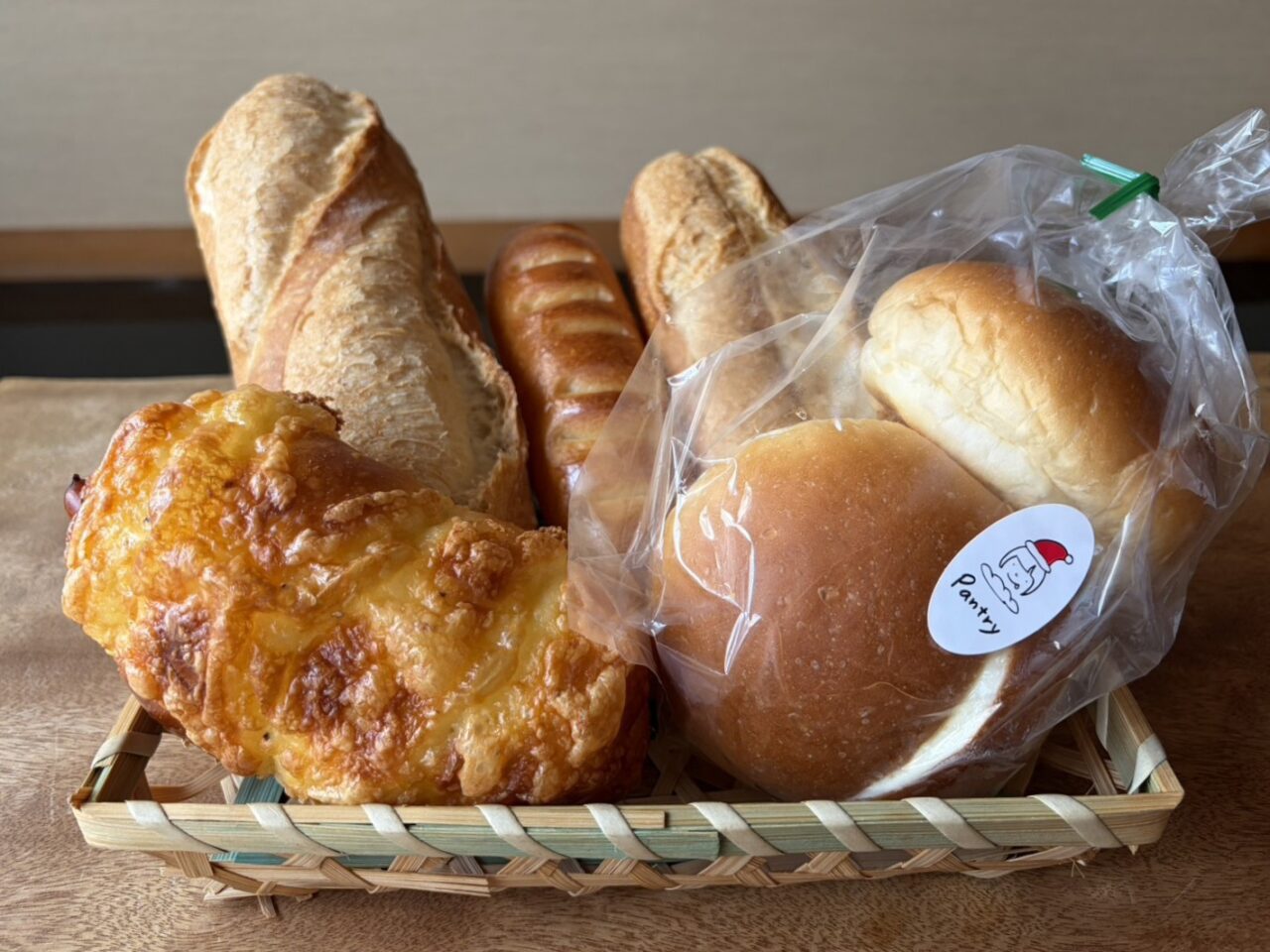 瑞浪市】いつ行ってもお客さんの姿。焼き立てパンが並ぶ、地元で愛さ