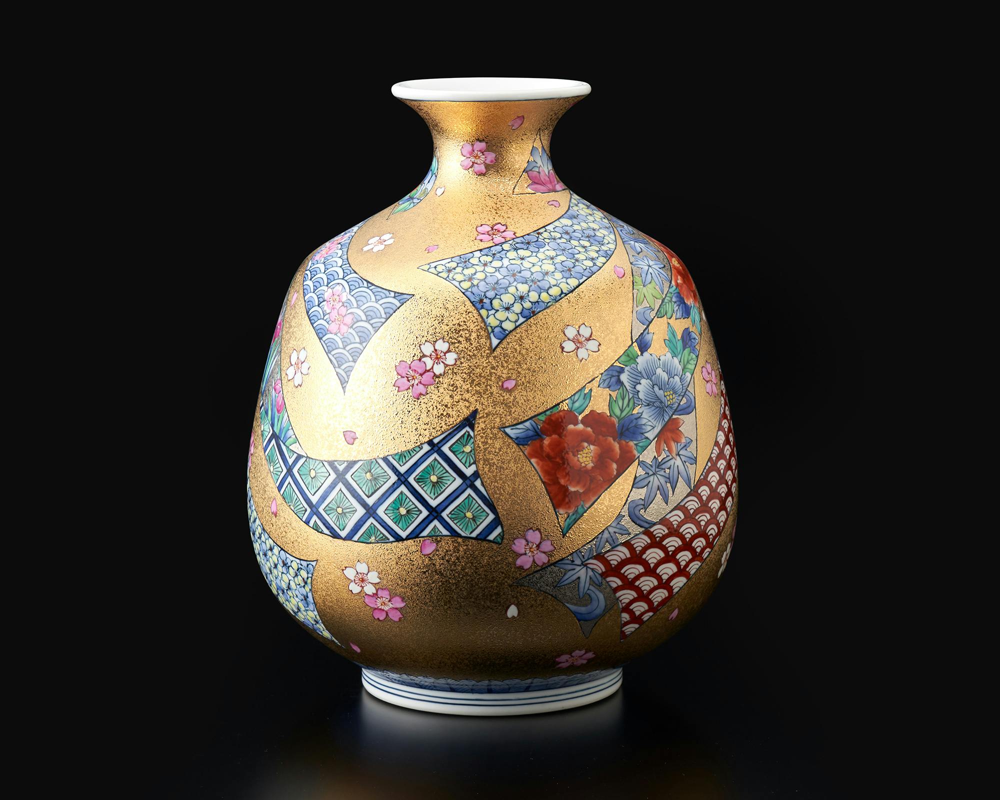 花器「花瓶 金彩熨斗絵」 金龍窯 江口天童 有田焼 陶磁器 – Takumi Japan