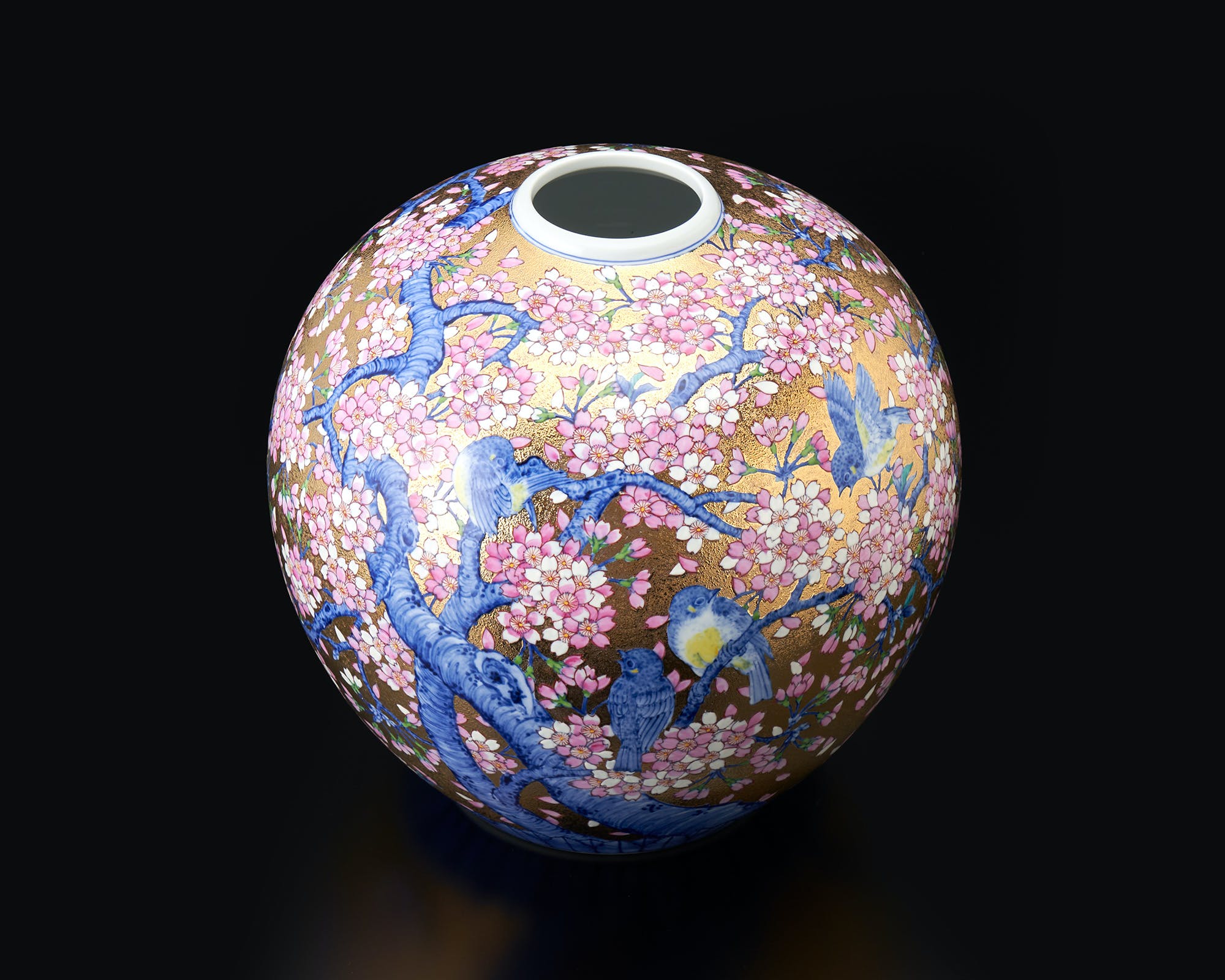 花器「丸花瓶 金彩桜花鳥図」 金龍窯 江口天童 有田焼 陶磁器 – Takumi