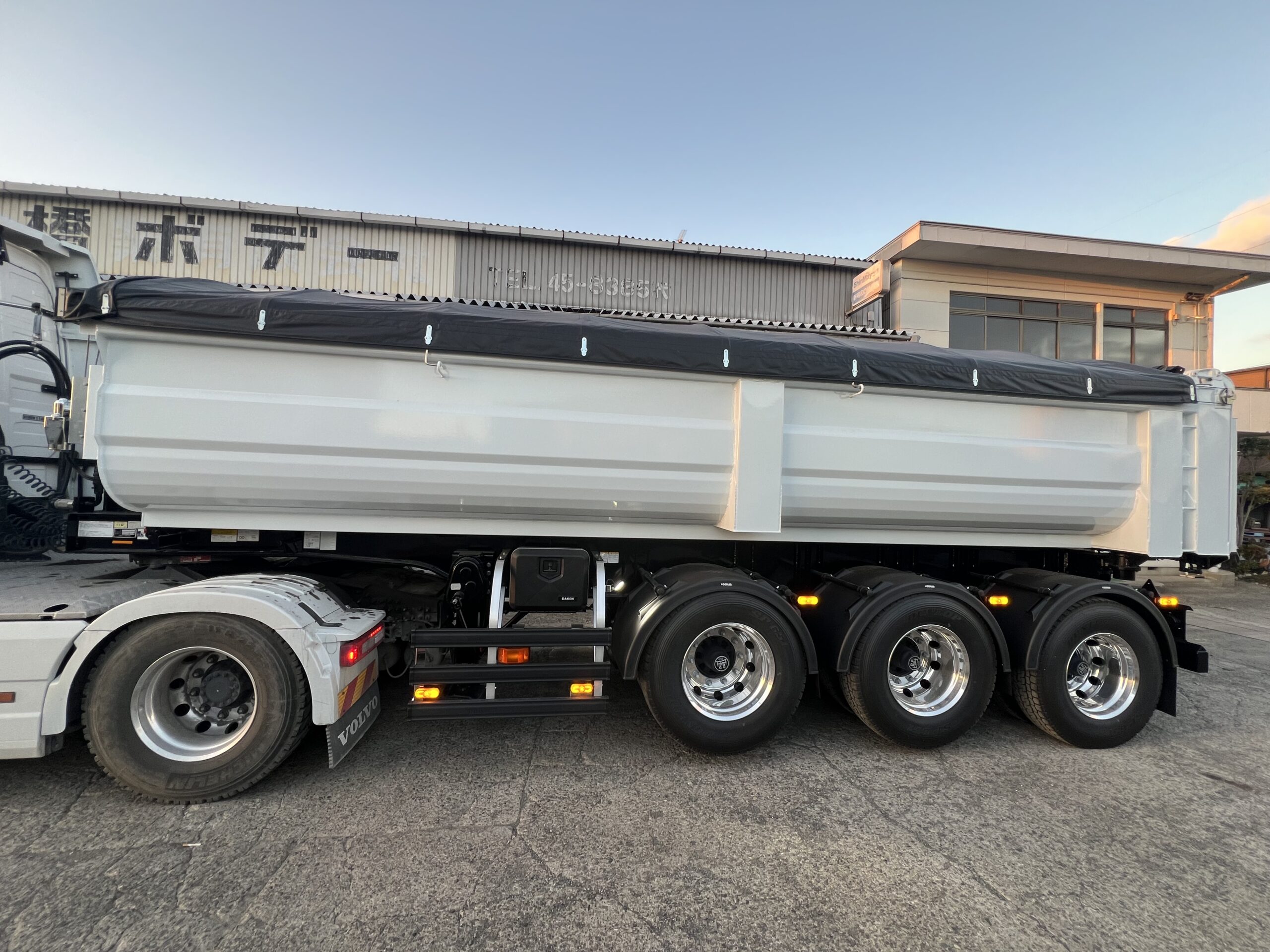 HARDOX® 土砂運搬用トレーラダンプ 18㎥ | 高橋ボデー