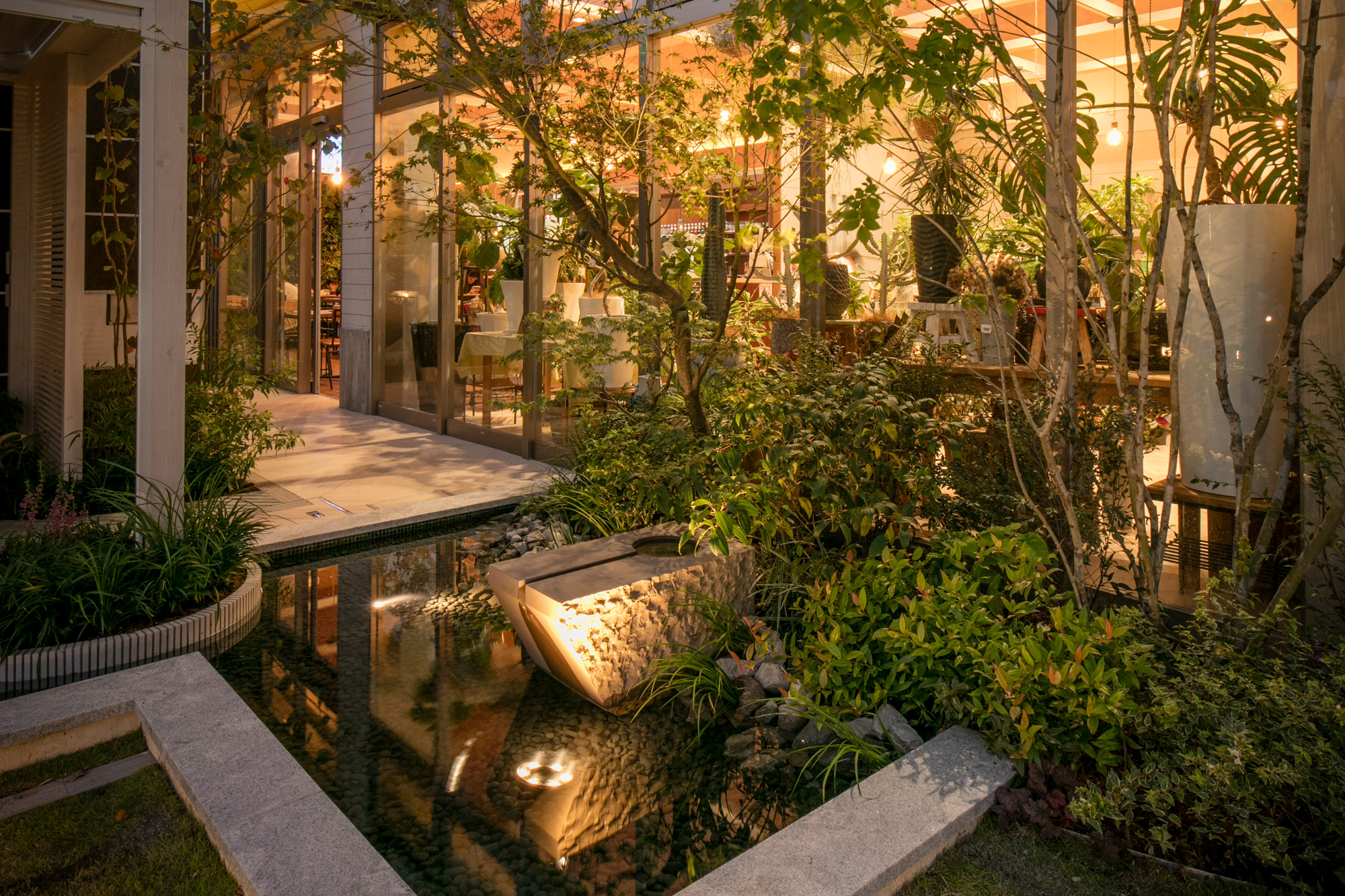 飲食店 | 屋外照明なら「株式会社タカショーデジテック」