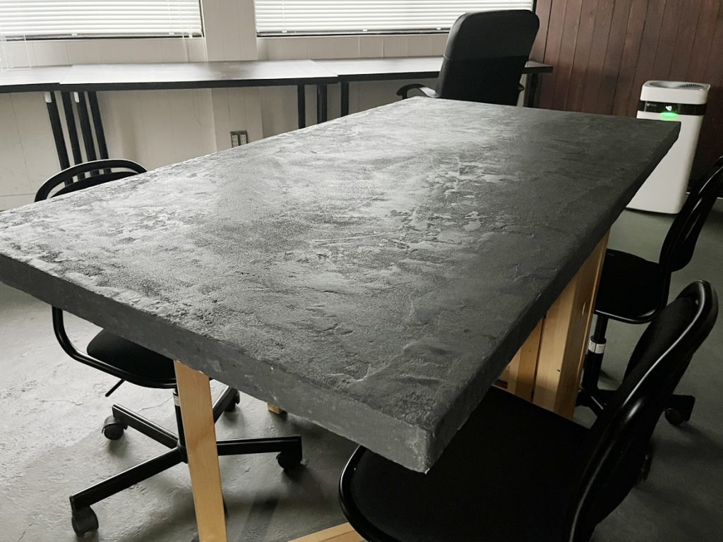 コテを初めて持ったDIY初心者が挑戦！モルタル風のお洒落なテーブル天