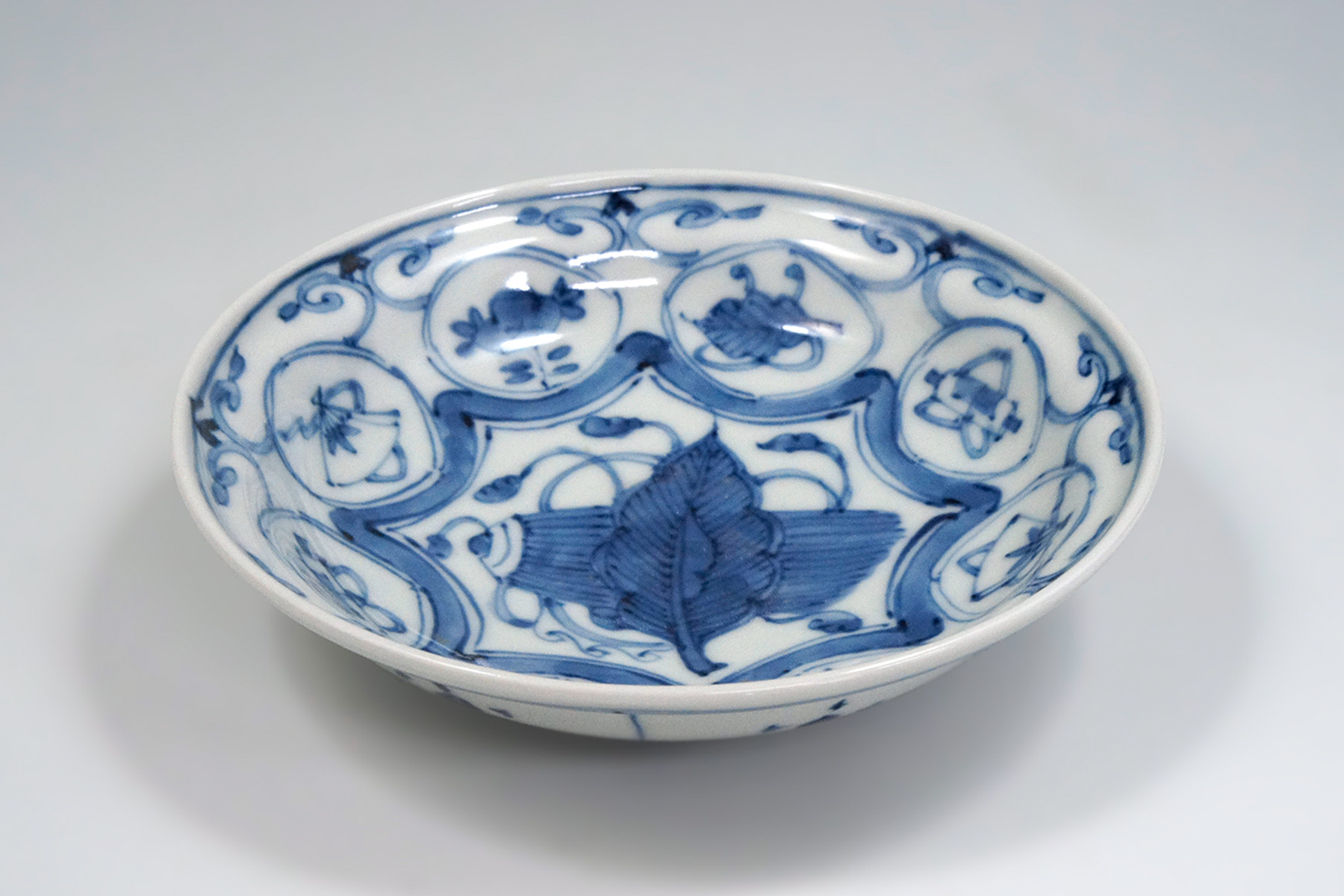 染付丸窓芙蓉手 5寸薄手深皿 - 【公式】田代陶器店 TASHIRO TOUKITEN