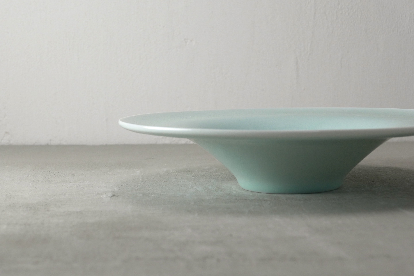 青白磁ワイドリムえくぼ高台皿24㎝(窯変) - 【公式】田代陶器店