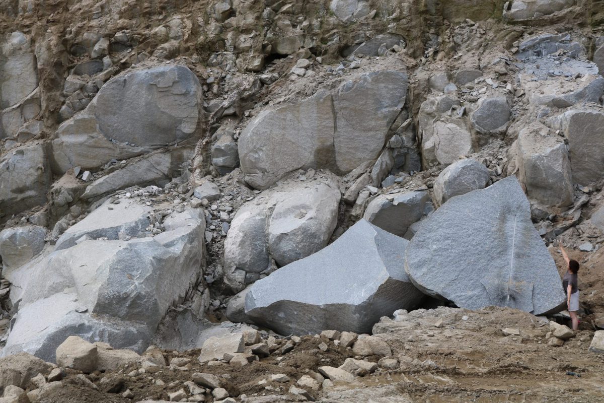 天山石 | 天山石材 | 佐賀県唐津市 | 御影石採掘販売・墓石販売・建材
